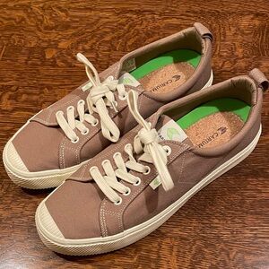 Cariuma OCA Low Pantone Mens Canvas Shoes Sneakers Brown Size 11